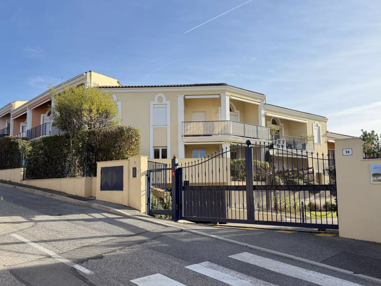 Les Pins Bleus-Buiten