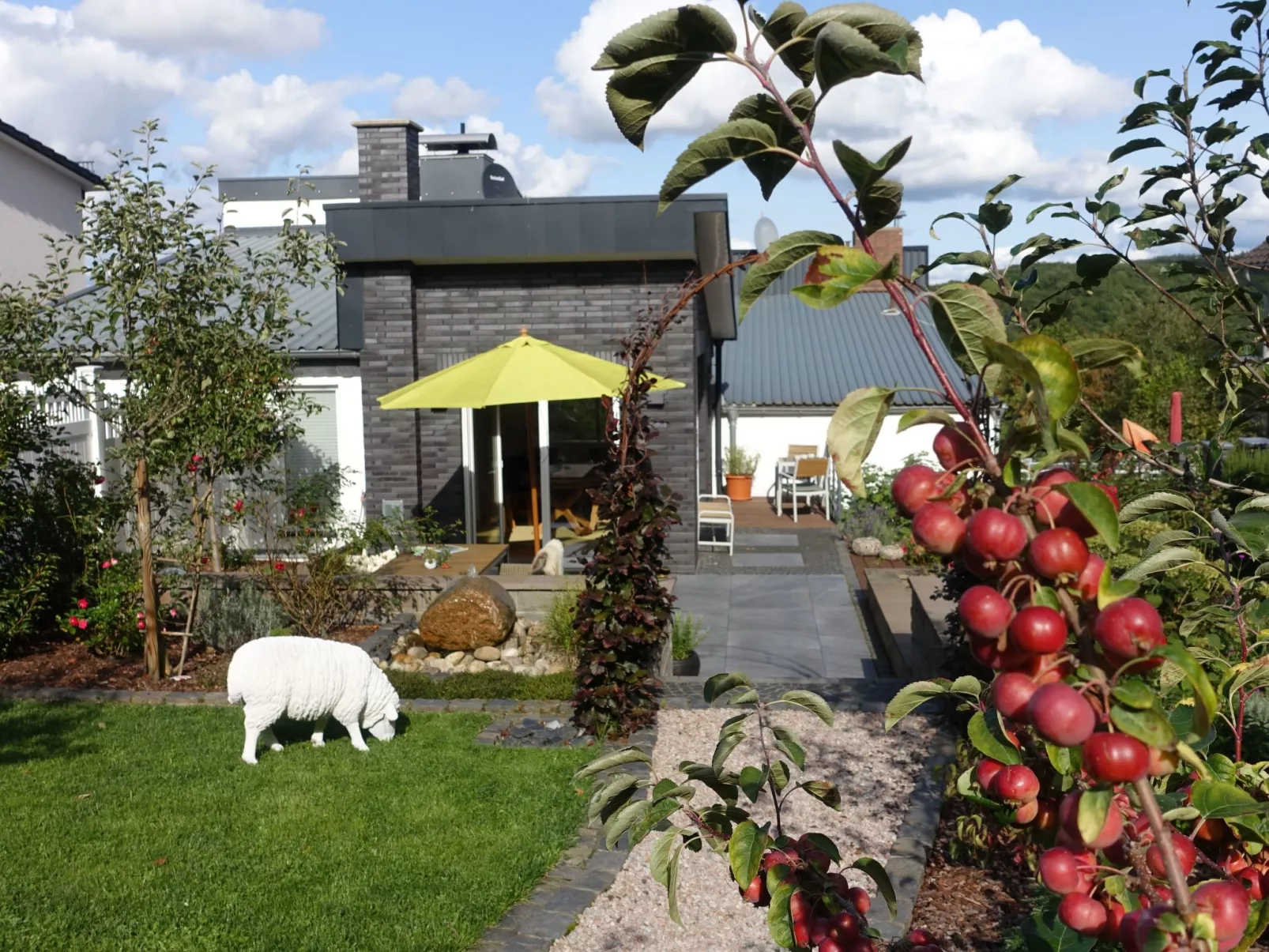EifeLeben mit wunderschönem Garten-Buiten