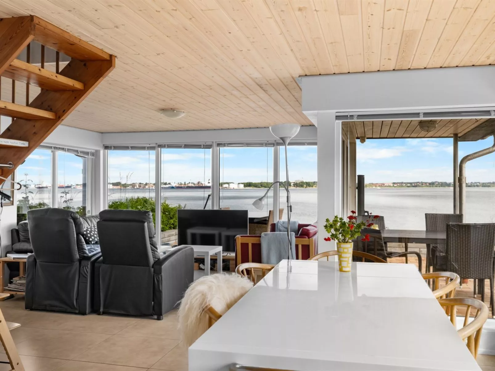 "Yngvy" - 10m from the sea-Binnen