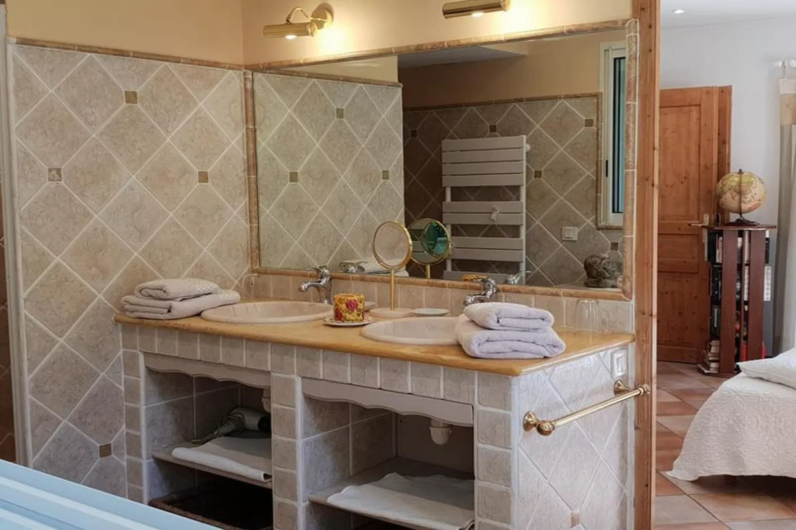 Villa cadre idyllique et reposant avec piscine-Badkamer