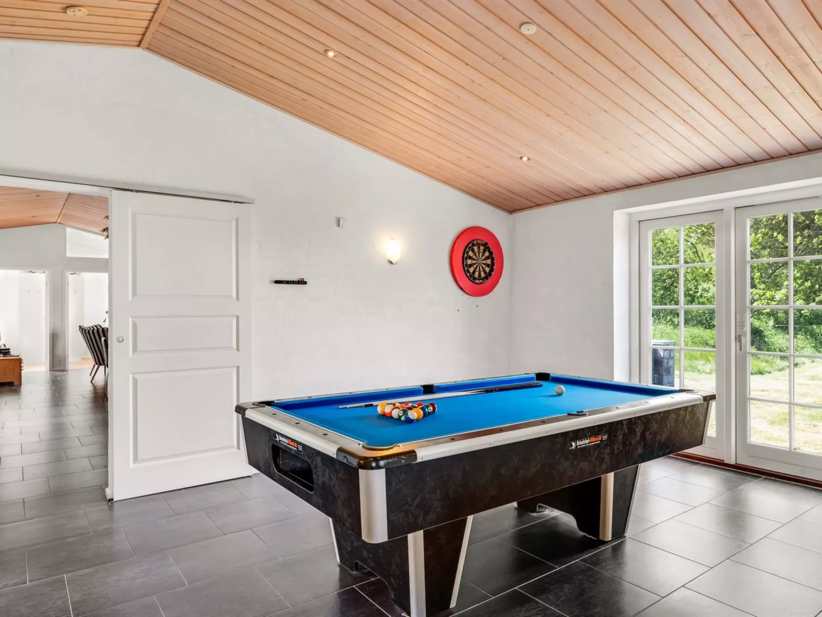 "Sod" - 3.2km from the sea - Binnen