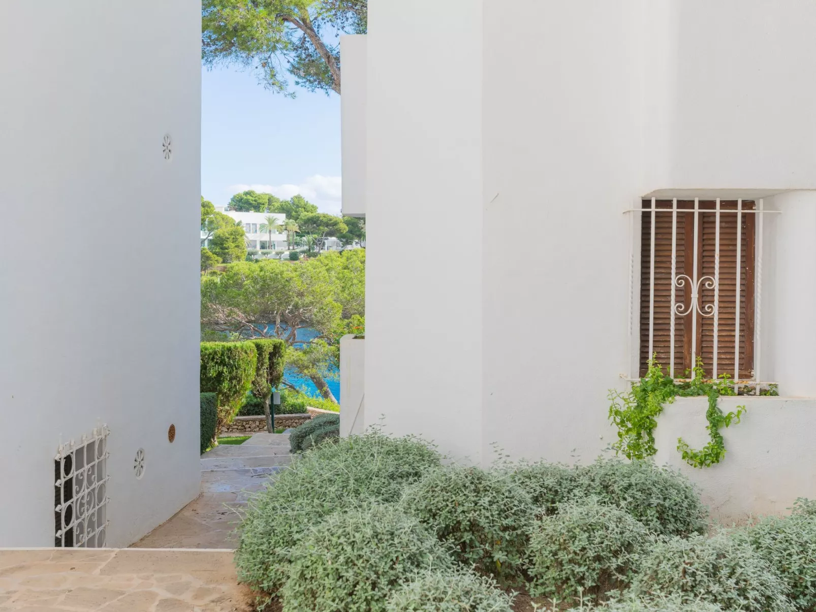 Neu renoviertes, modernes Apartment für 4 Personen, direkt an der Cala Ferrera - Buiten