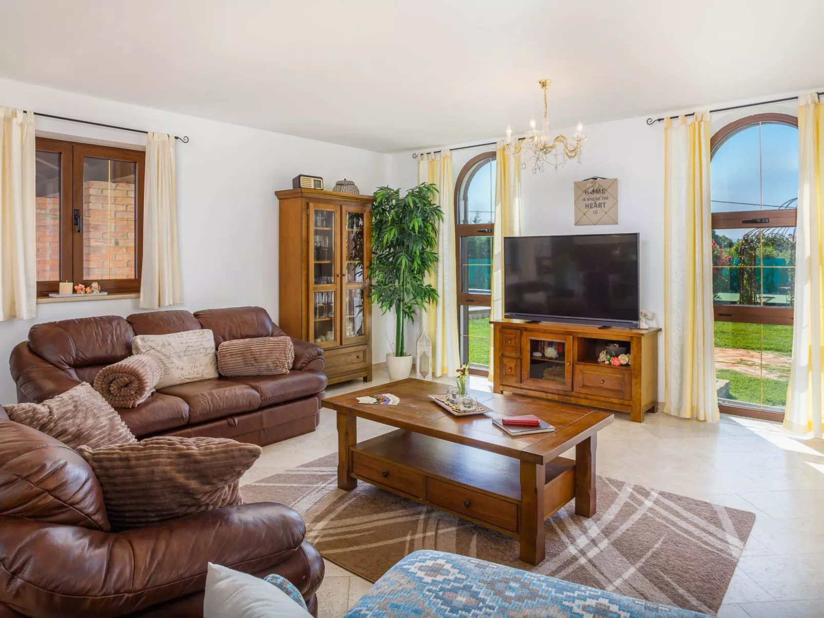 Villa Kamenica  im mediterranen Stil mit Innen- und Außenpool - Image-tags.info