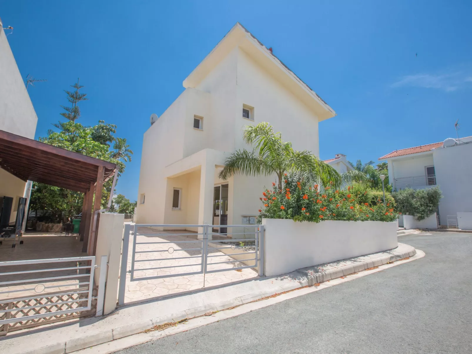 Helle Ferienvilla mit Pool - Image-tags.info