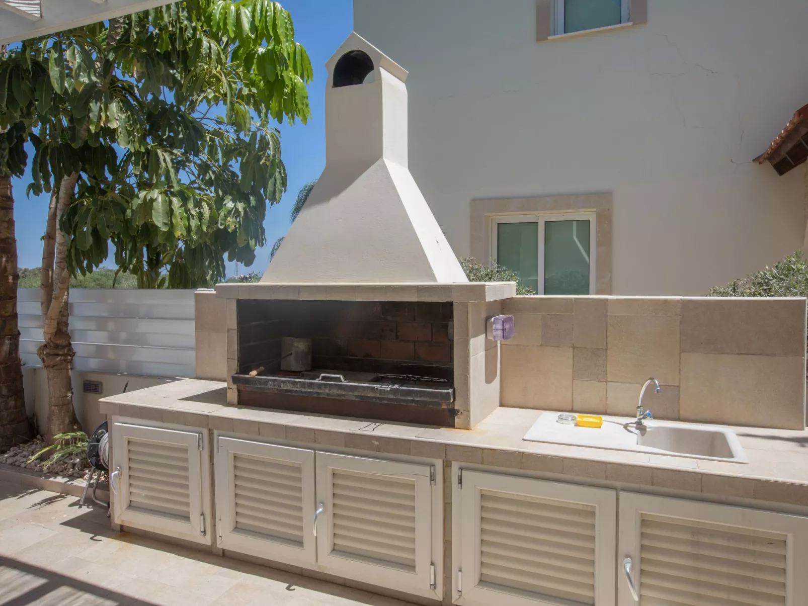 3-Schlafzimmer-Luxusvilla mit Pool und teilweise Meerblick - Image-tags.info