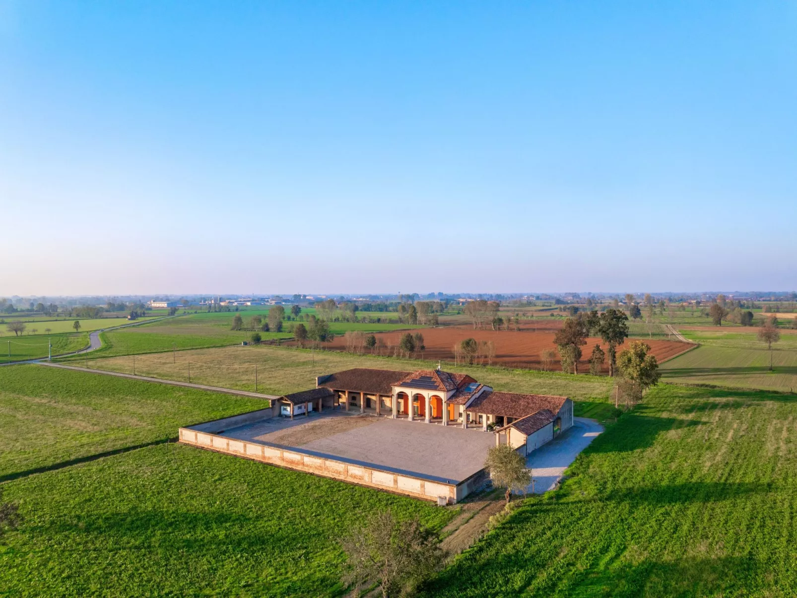 Zweizimmerwohnung mit Doppelbett und zwei Schlafsofas - Image-tags.info