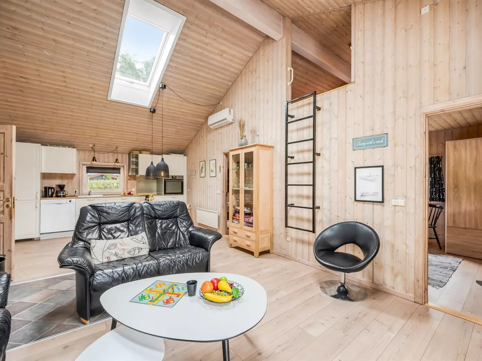 "Yorick" - 350m to the fjord - Binnen