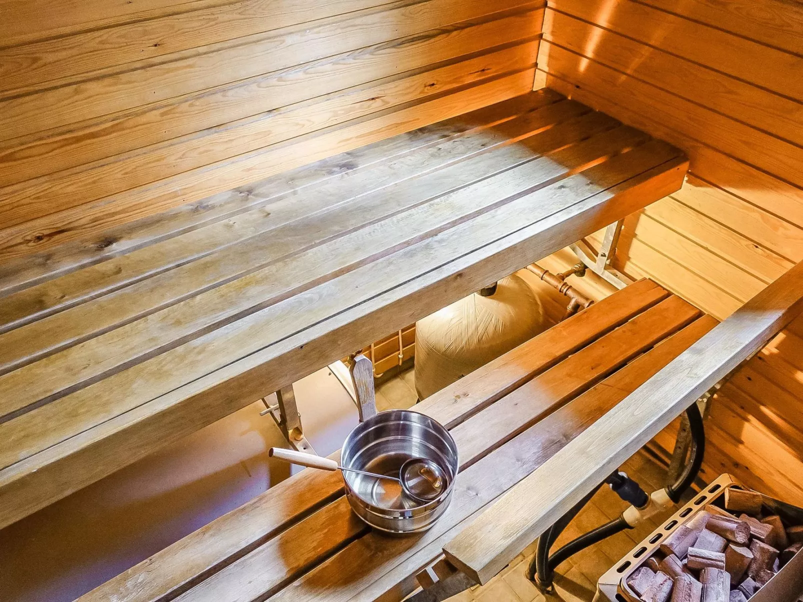 Luongasloma 2 - Binnen