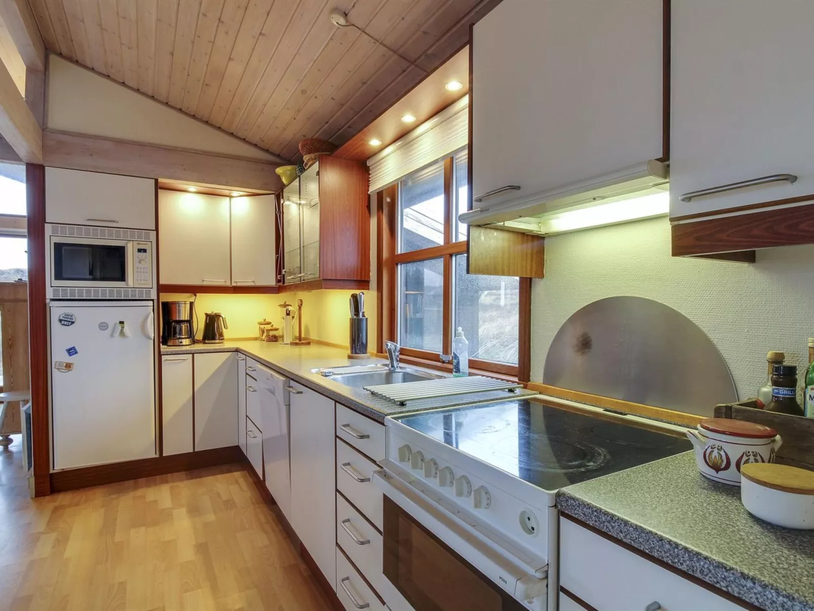 "Essie" - 250m from the sea - Binnen