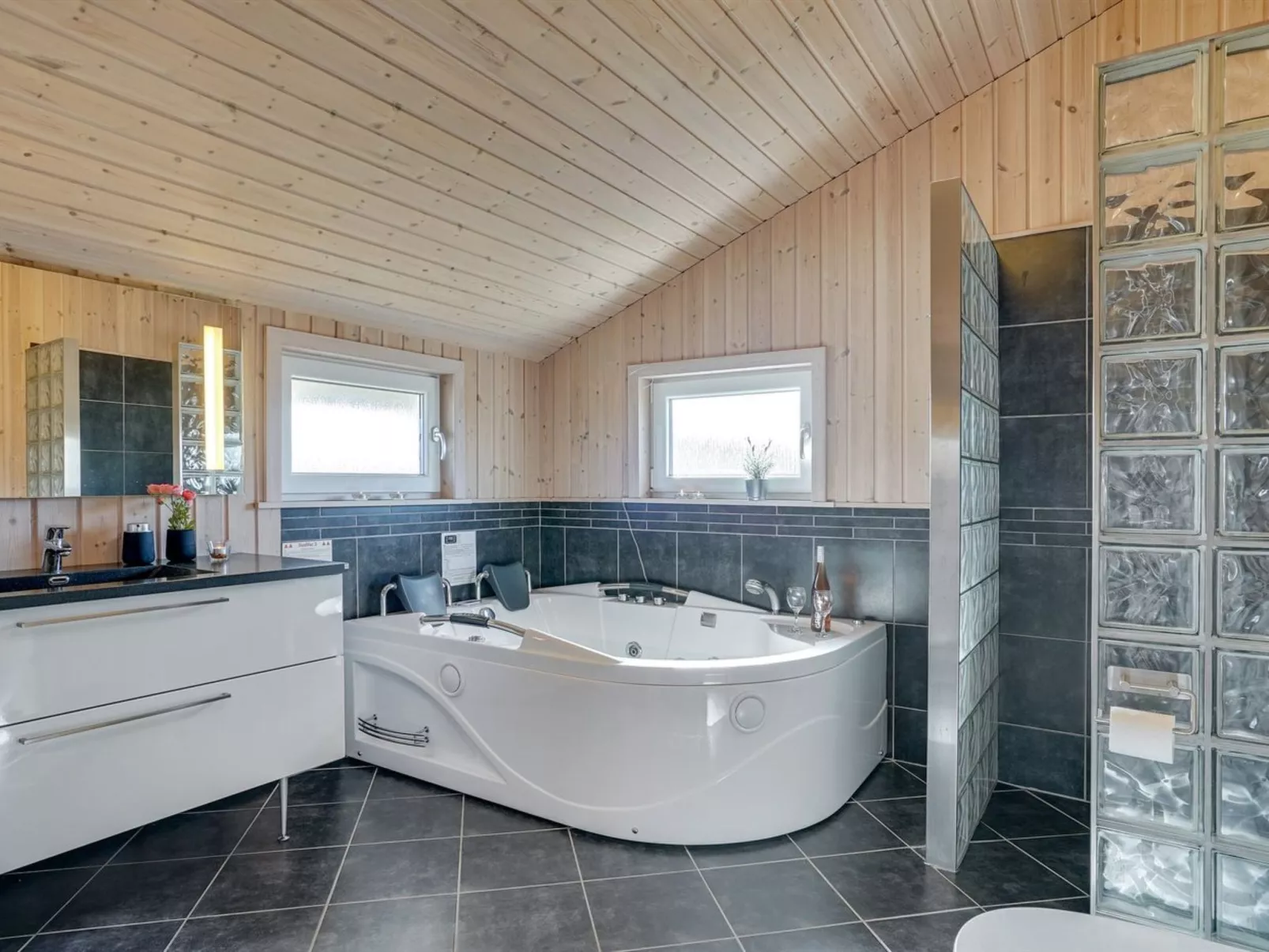 "Emelia" - 50m from the sea-Binnen