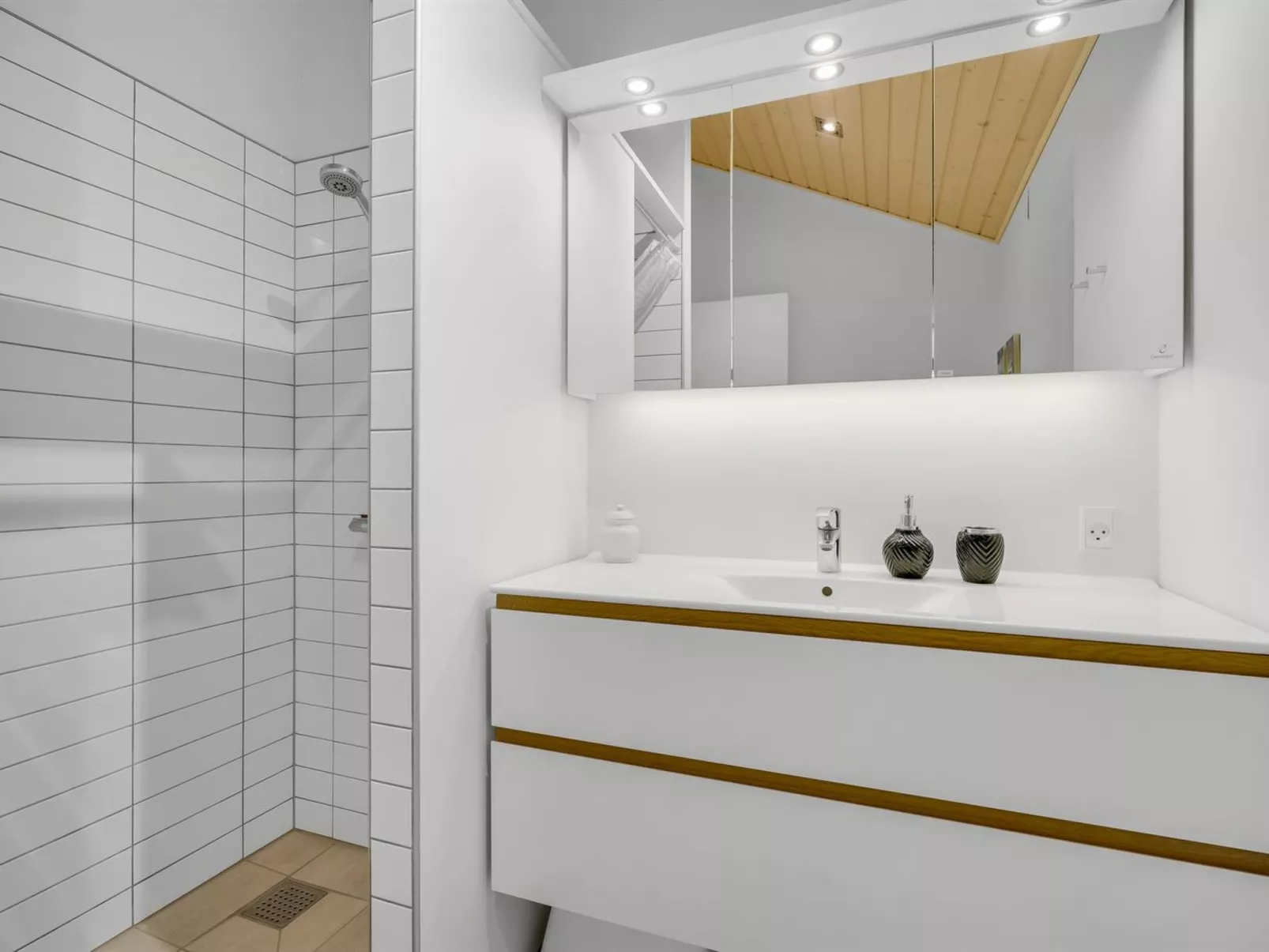 "Nico" - 70m to the fjord - Binnen