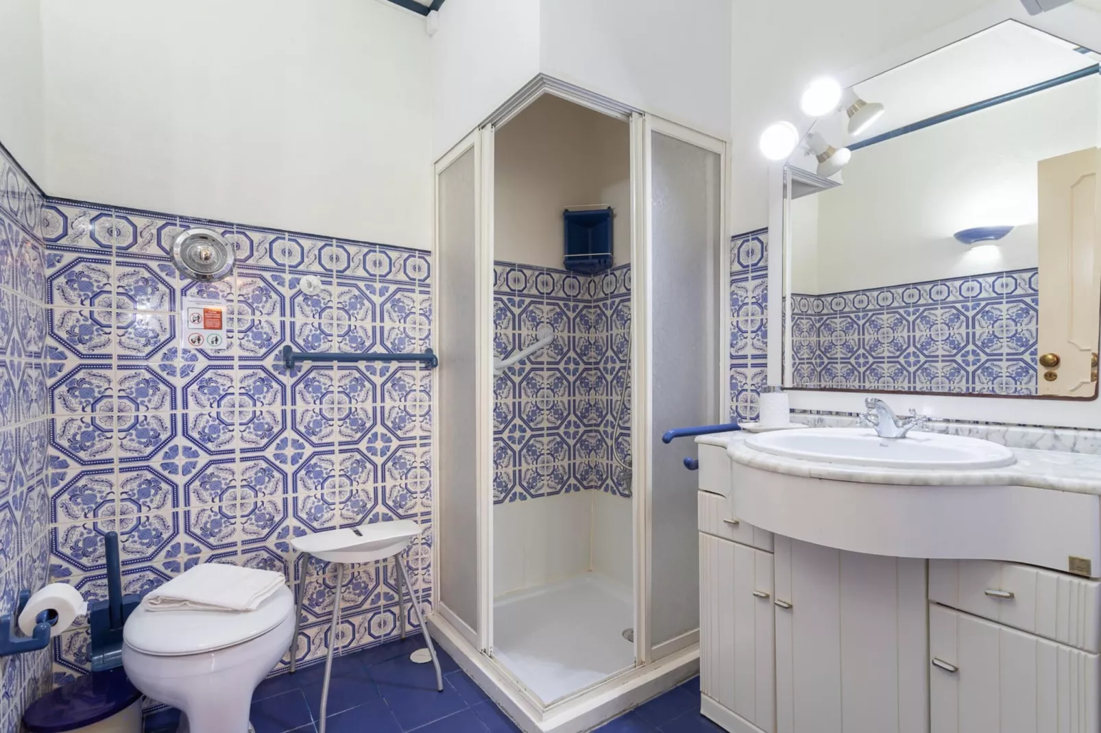 Charming  House and Terrace By Gt House-Badkamer