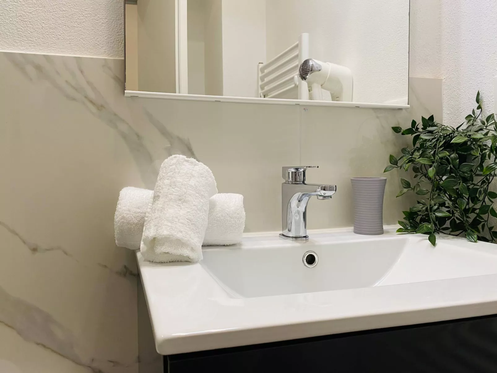 Charmante Wohnung mit Meerblick und Garage - Image-tags.info