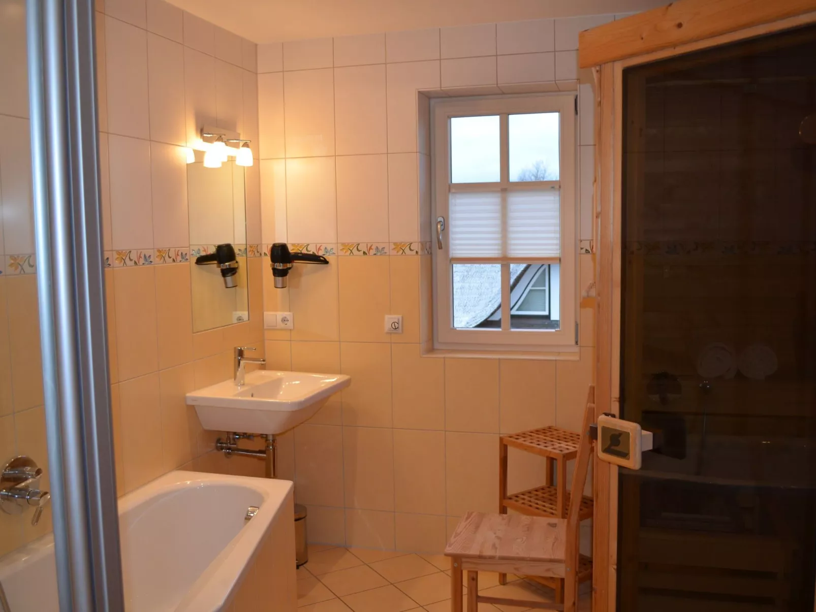 TRADITIONELLES REETDACHHAUS MIT SAUNA, KAMINOFEN UND PRIVATEM WASSERZUGANG - Image-tags.info