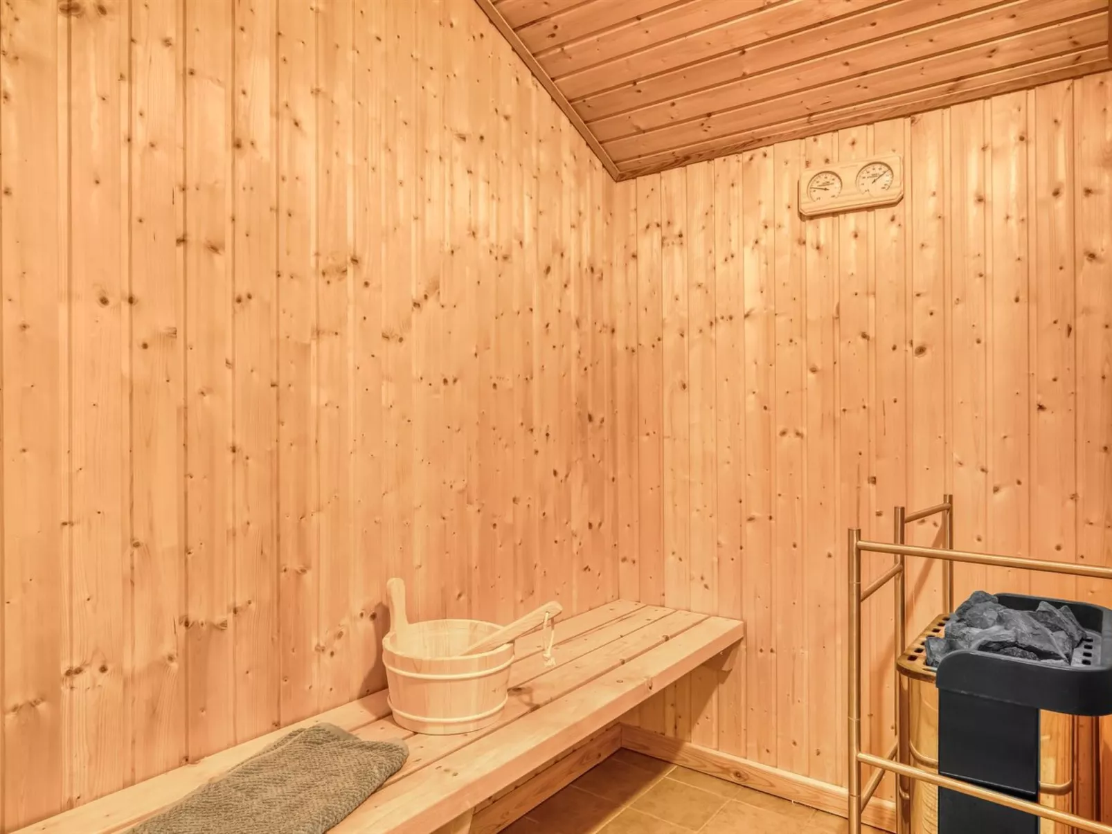 "Alisa" - 1.9km from the sea - Binnen