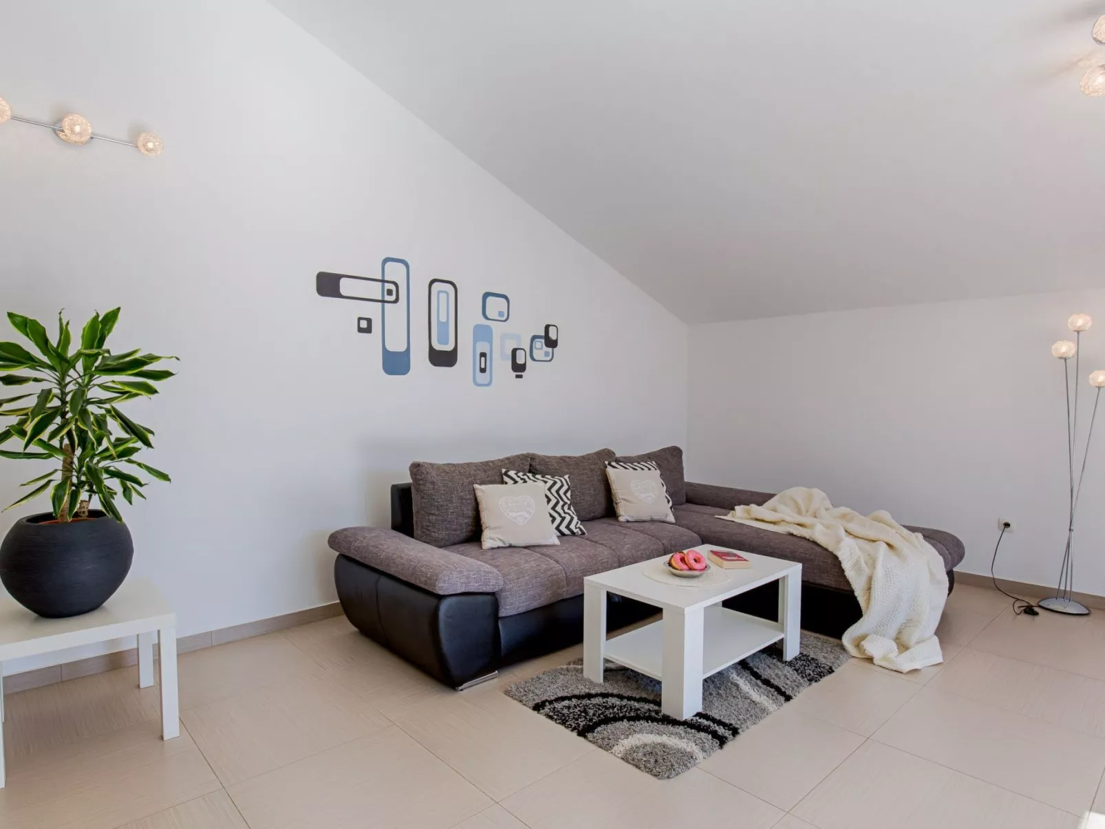 Luxuriöse Villa mit Pool, großem mediterranen Garten und Kinderspielplatz. - Image-tags.info