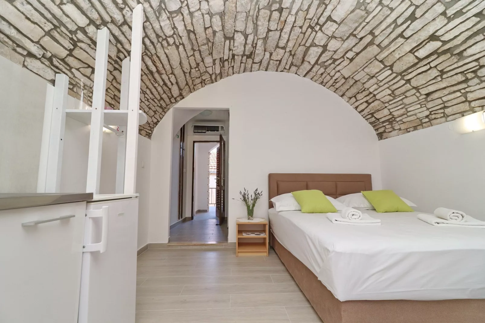 Studio Joković - Studio Apartment with Terrace and City View - Binnen