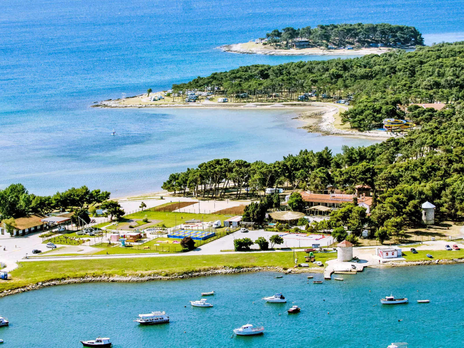 Villa mit Garten, Grill und Terrasse - Buiten