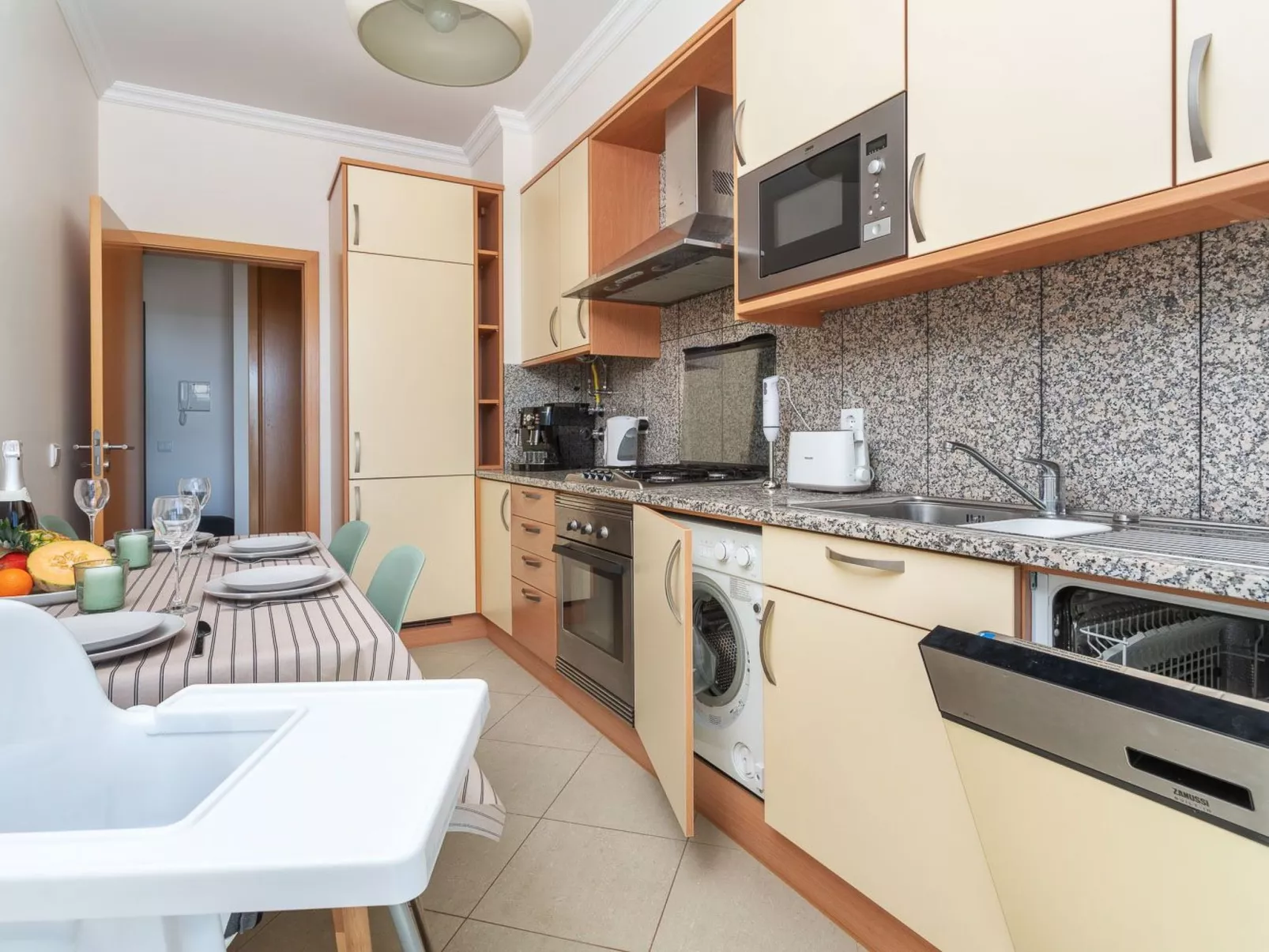 "Elena 2" mit Blick auf das Wasser - Image-tags.info