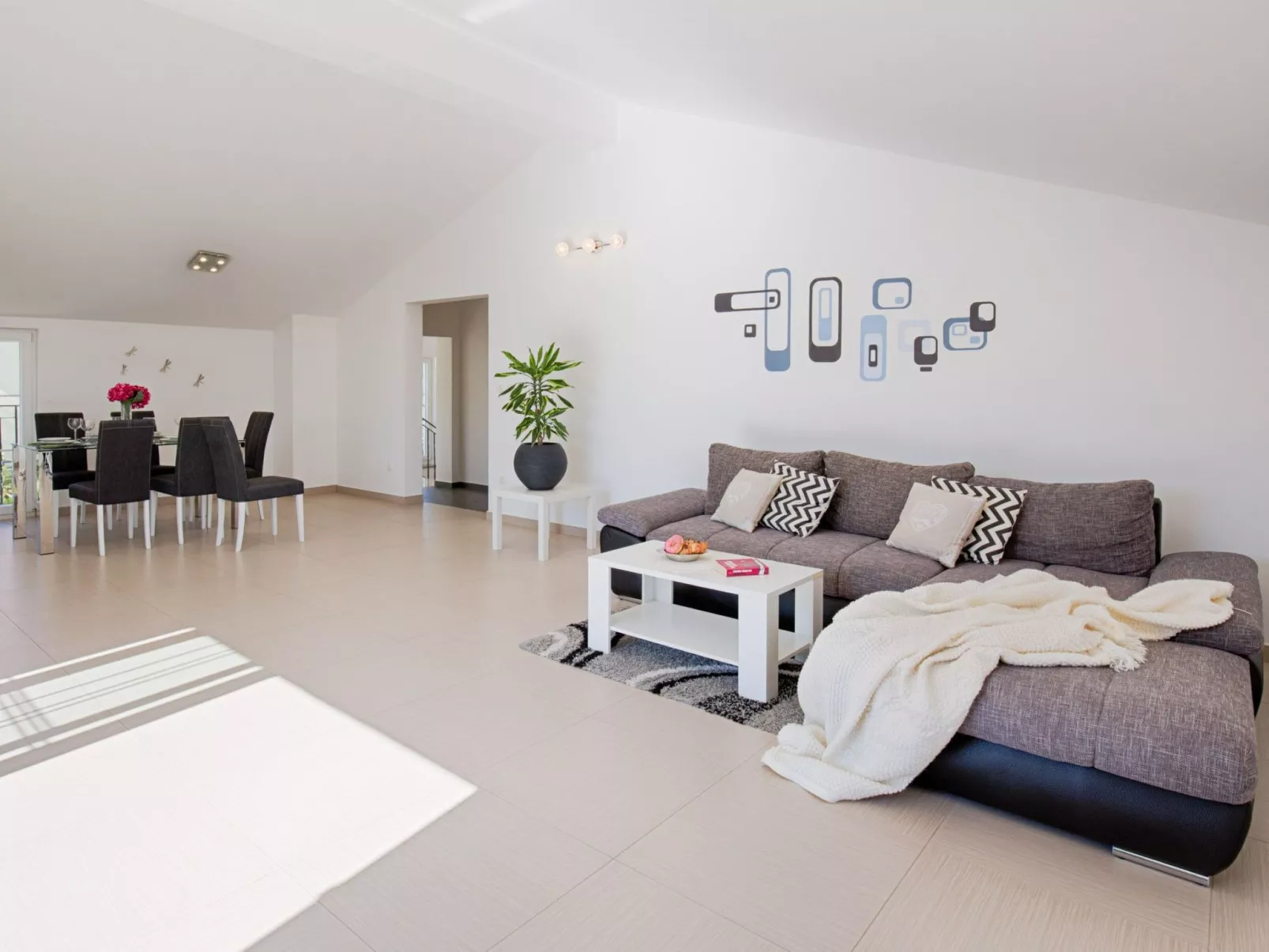 Luxuriöse Villa mit Pool, großem mediterranen Garten und Kinderspielplatz. - Image-tags.info