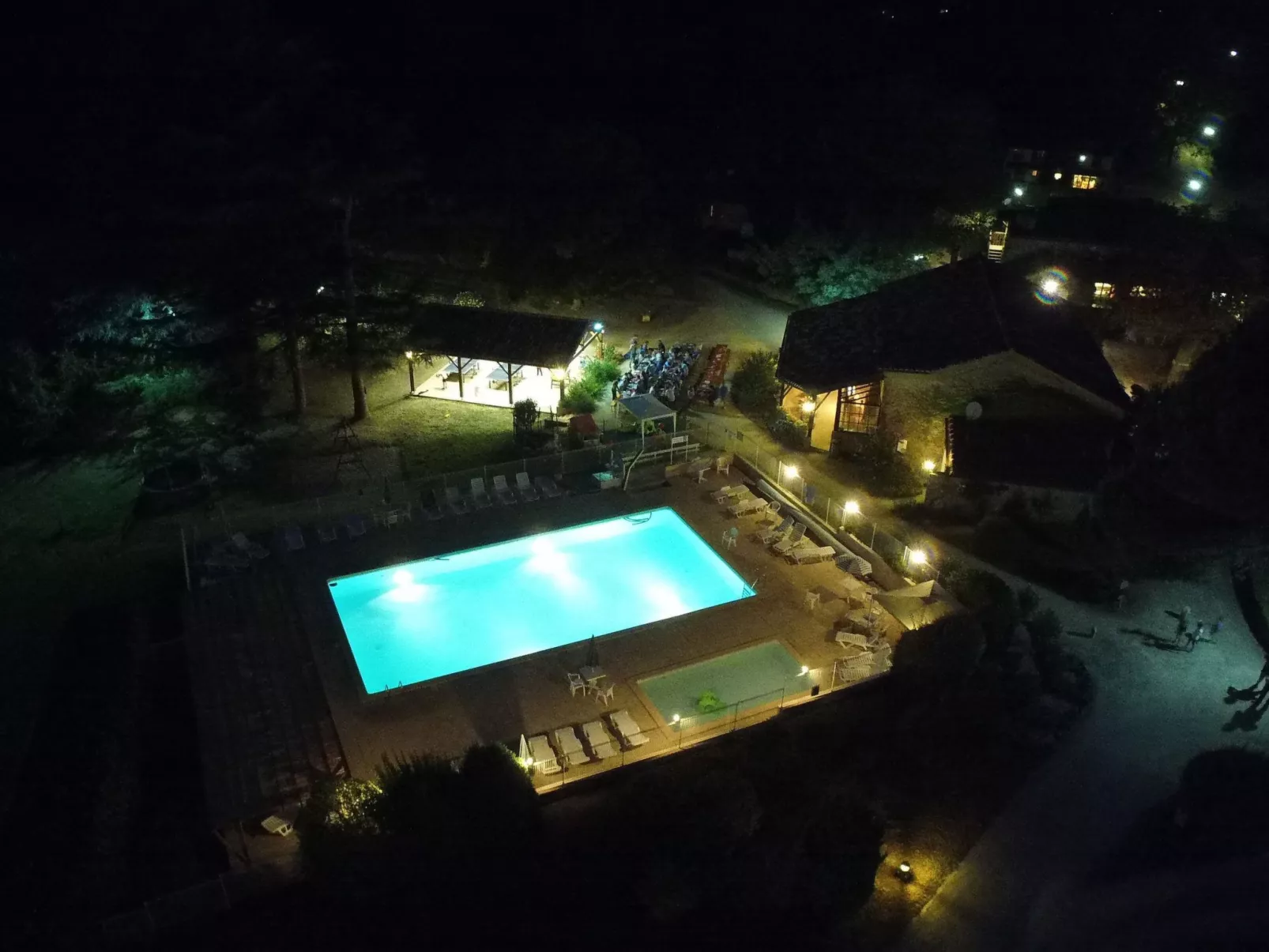 Domäne mit Jacuzzi - Buiten