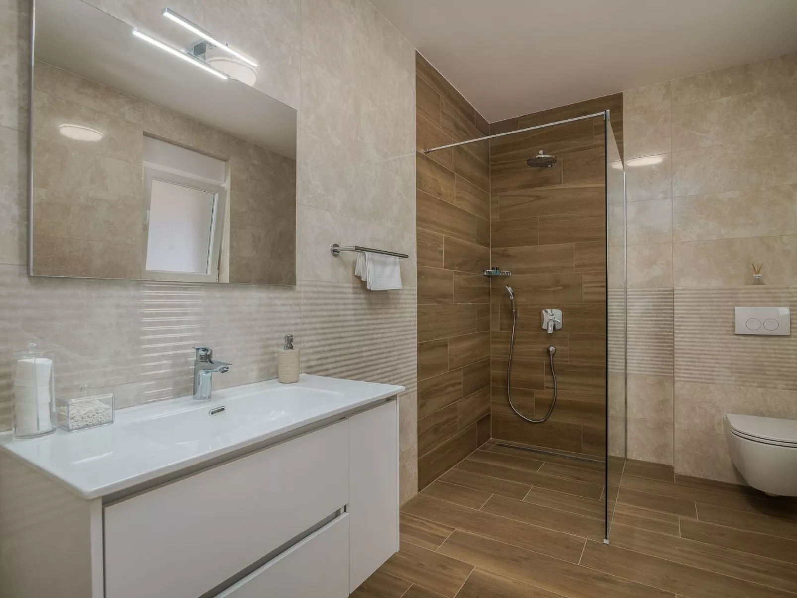 Luxuriöse Villa mit Salzwasserpool in einer ruhigen Gegend - Image-tags.info