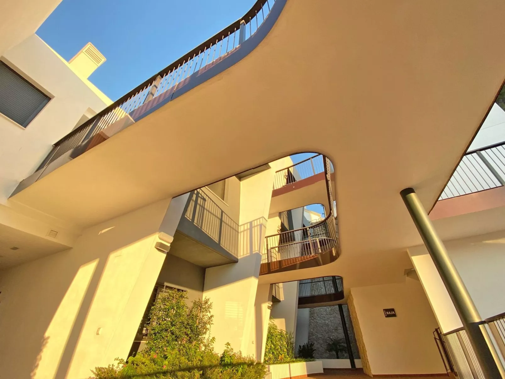 Luxuriöses Apartment mit Pool und Garage am Poniente Beach! - Image-tags.info