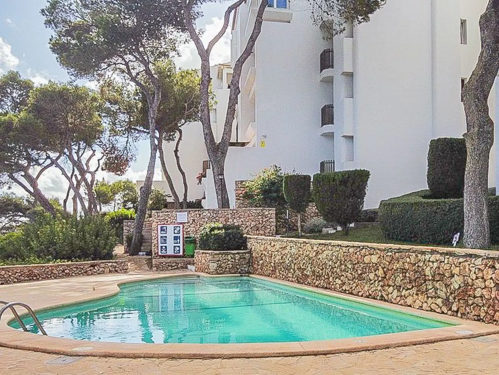 Neu renoviertes, modernes Apartment für 4 Personen, direkt an der Cala Ferrera - Buiten
