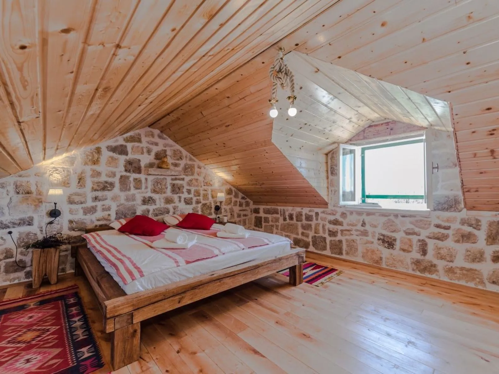 "Lipa" mit Schwimmbad - Image-tags.info