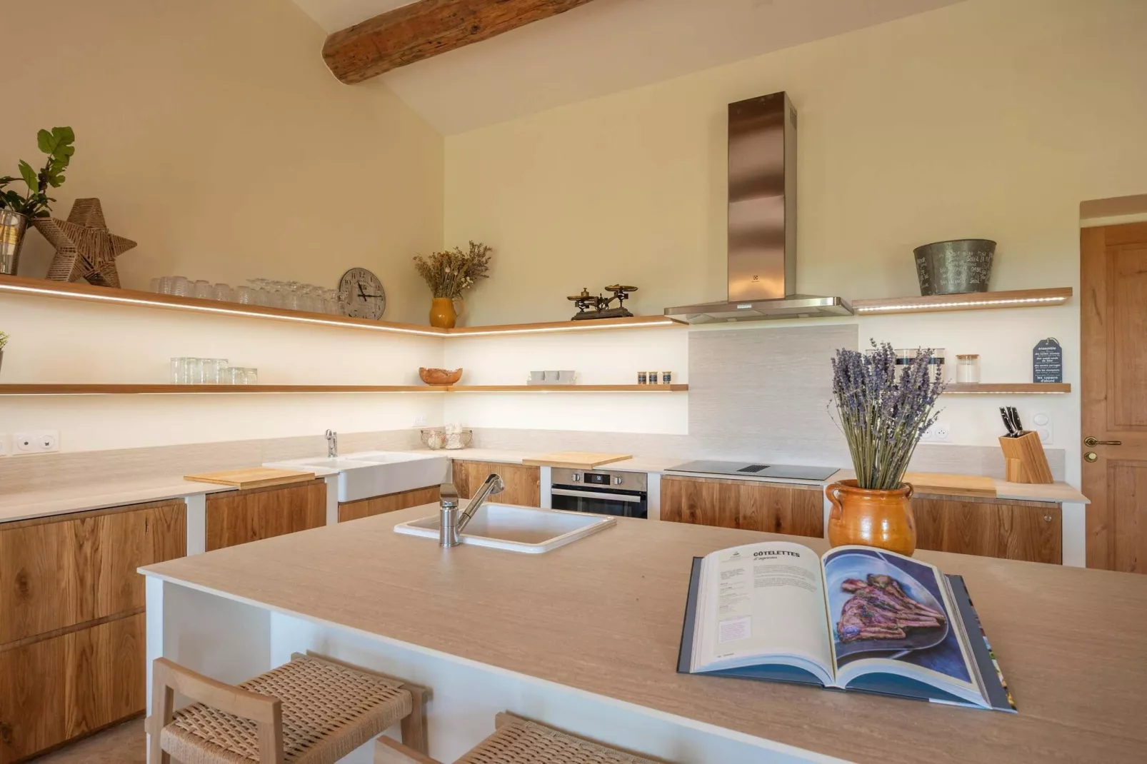 Le Mas Elaïa  votre havre familial avec piscine privée-Keuken