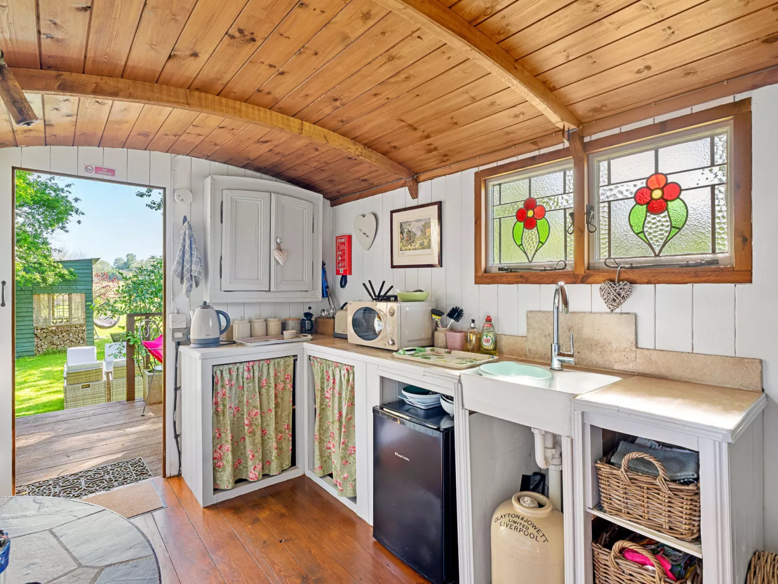Shepherd's Hut at Hilltop Farm - Binnen