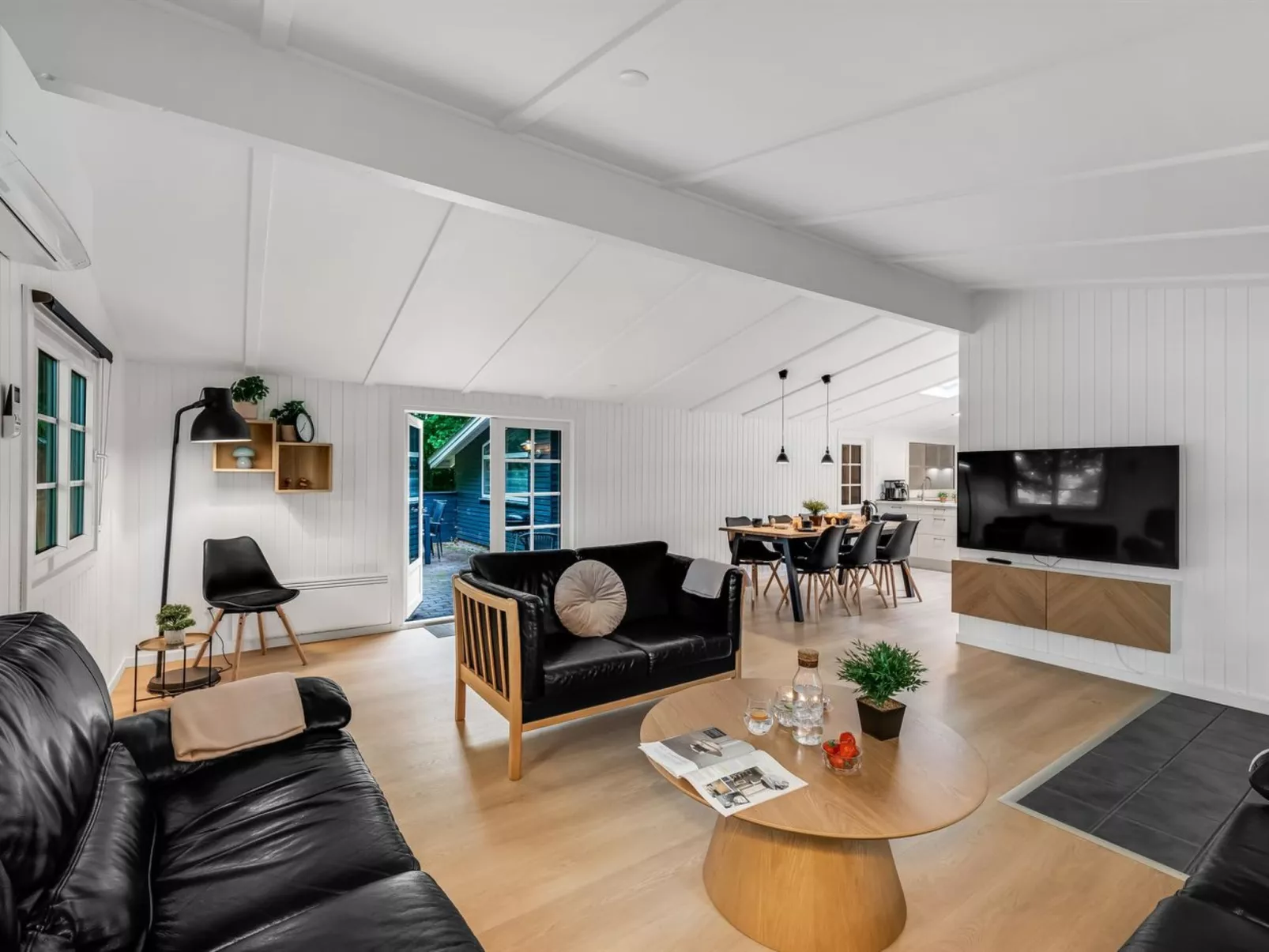 "Mena" - 10km from the sea-Binnen