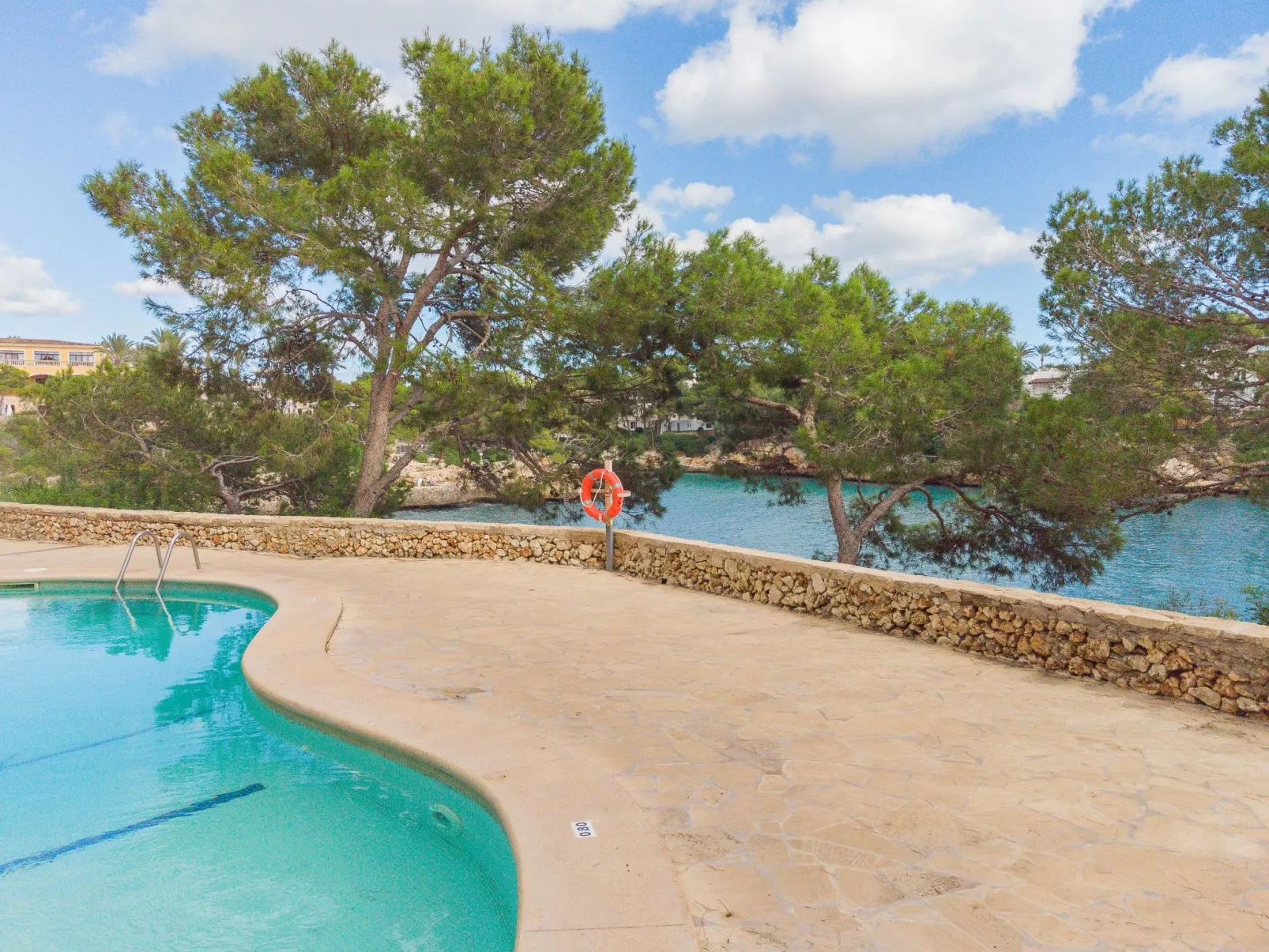 Neu renoviertes, modernes Apartment für 4 Personen, direkt an der Cala Ferrera - Buiten