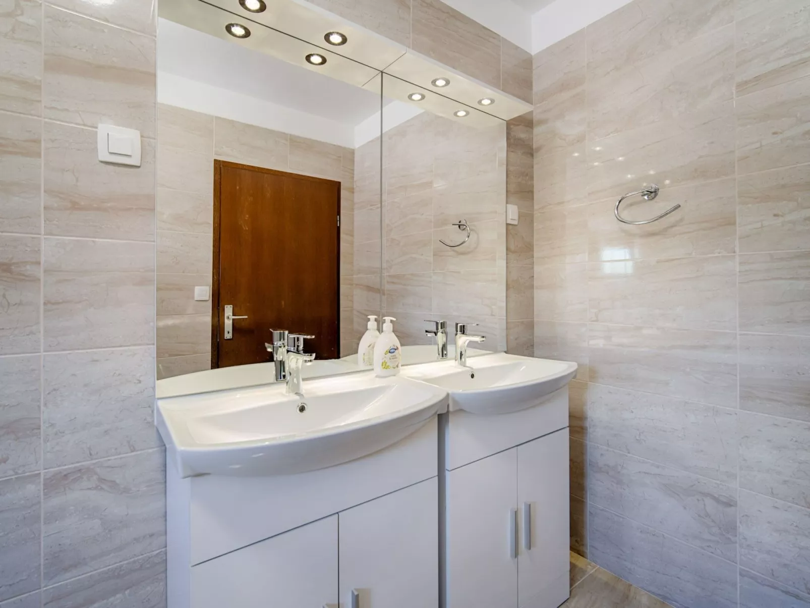 Schönes Haus in Pinezići mit privatem Parkplatz - Image-tags.info