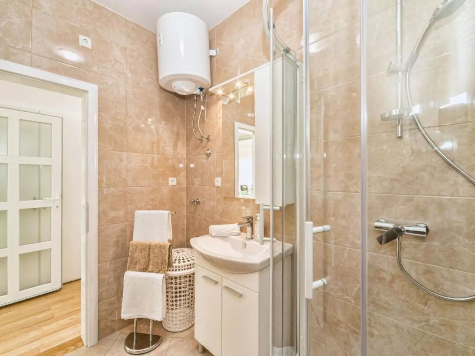 Strandhaus mit Pool in Meeresnähe - Image-tags.info