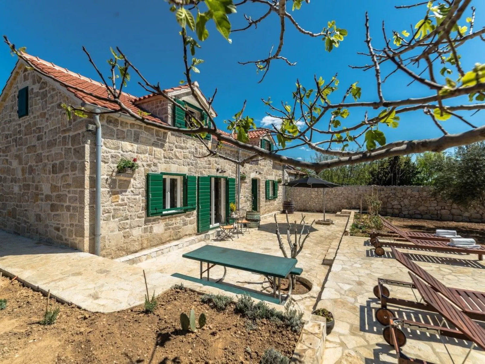 "Lipa" mit Schwimmbad - Image-tags.info