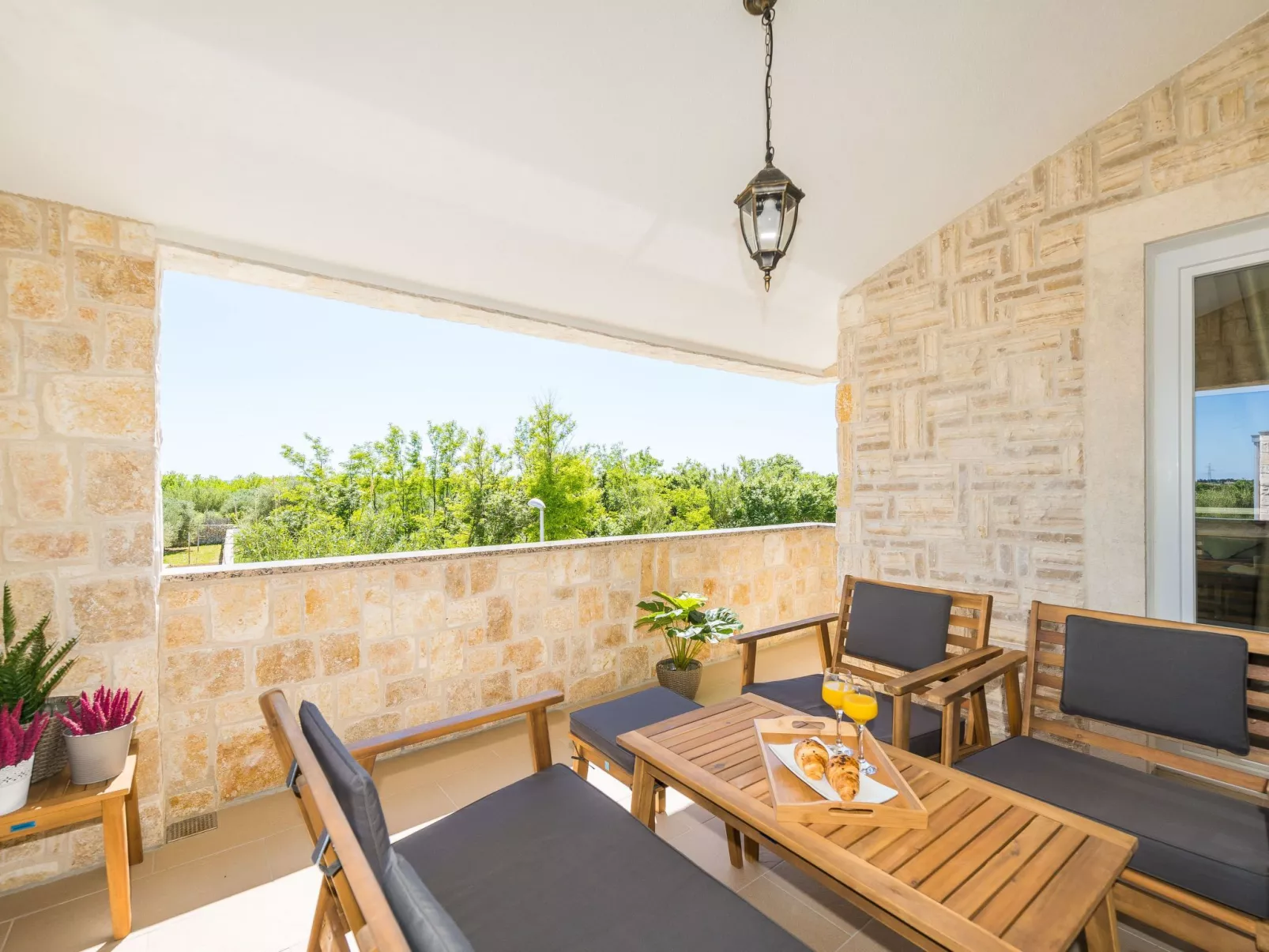 Neue Steinvilla mit beheiztem Pool in Strandnähe - Image-tags.info