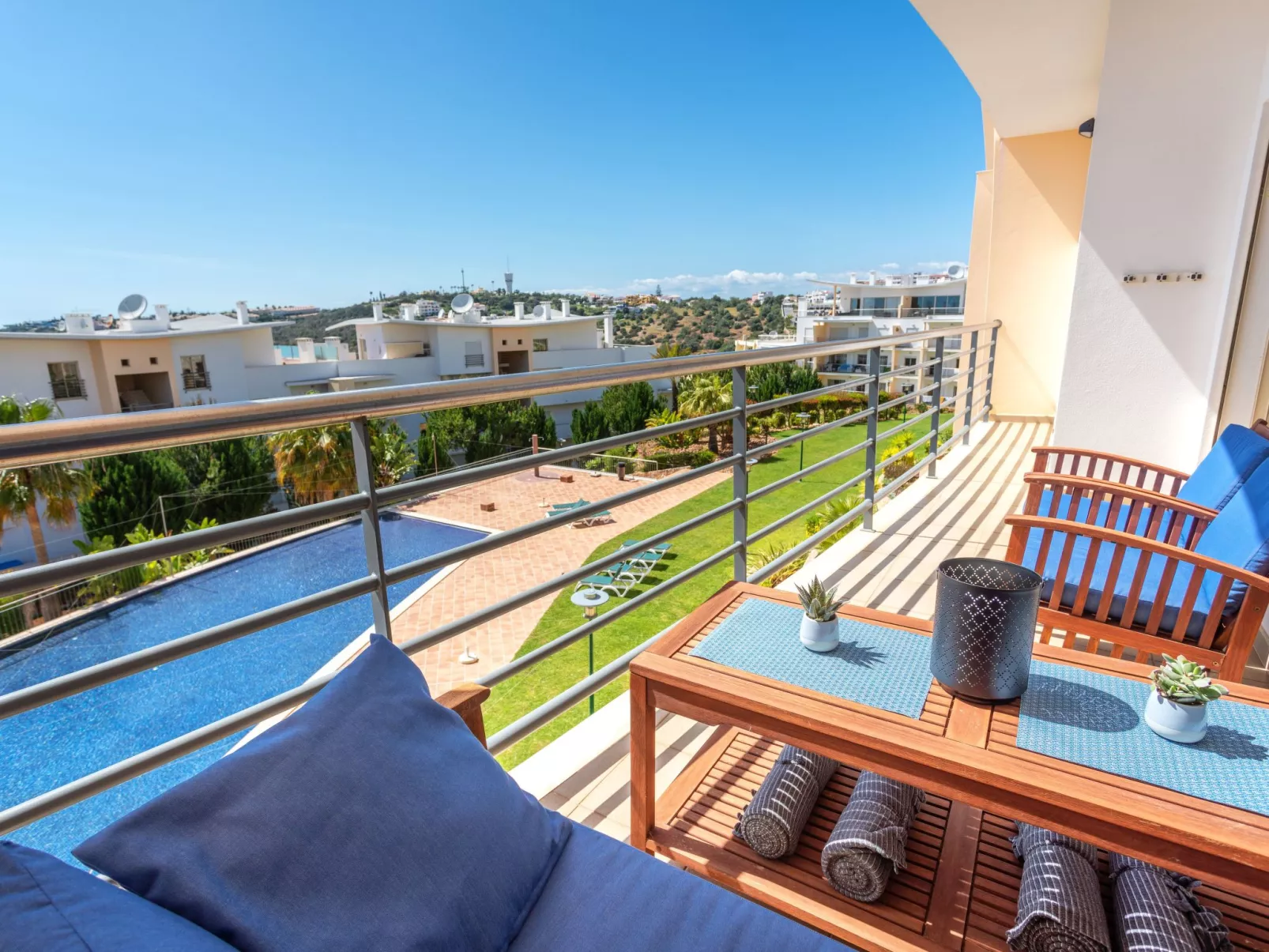 "Elena 1" mit Blick auf das Wasser - Image-tags.info