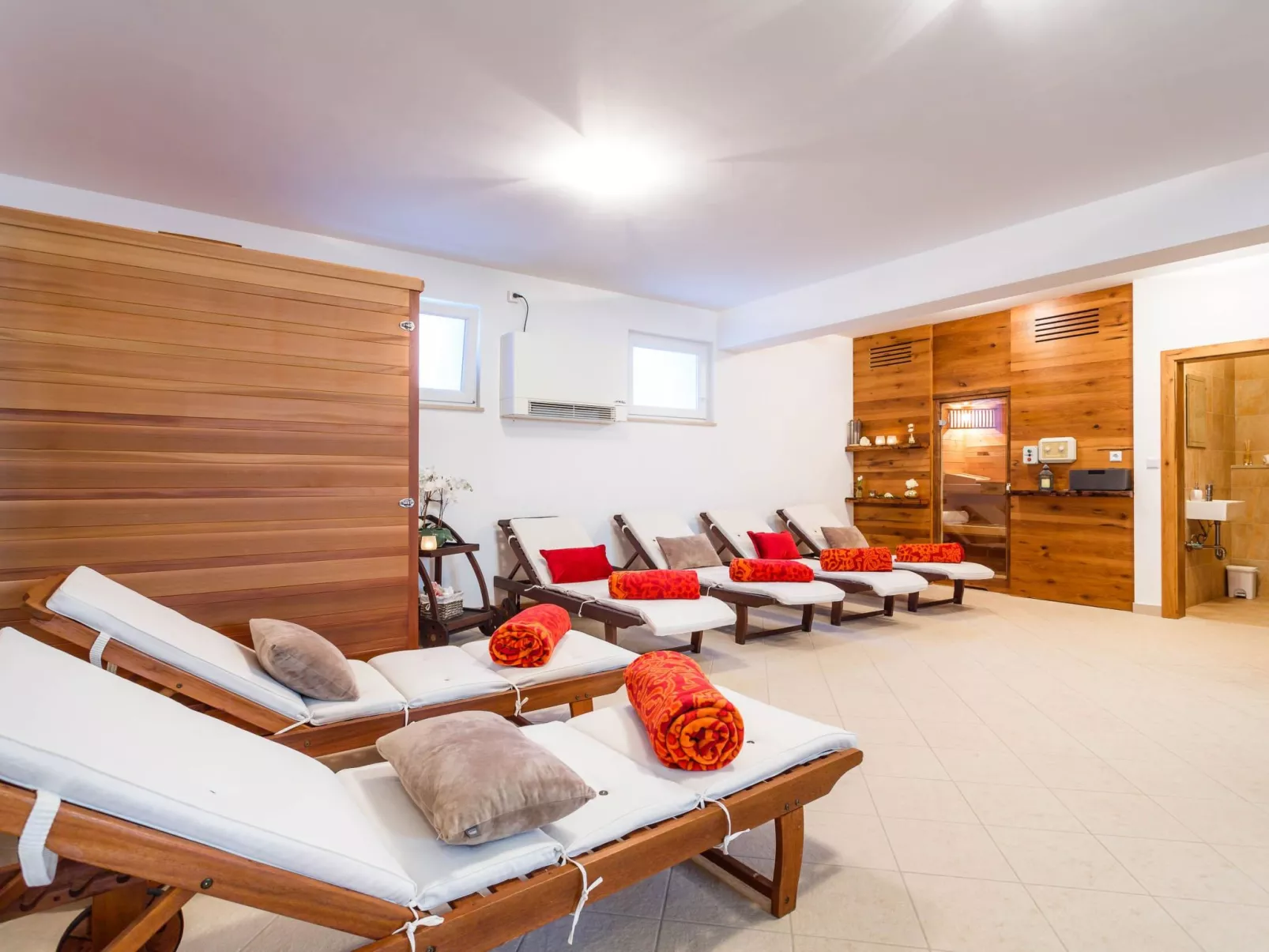 Villa Kamenica  im mediterranen Stil mit Innen- und Außenpool - Image-tags.info