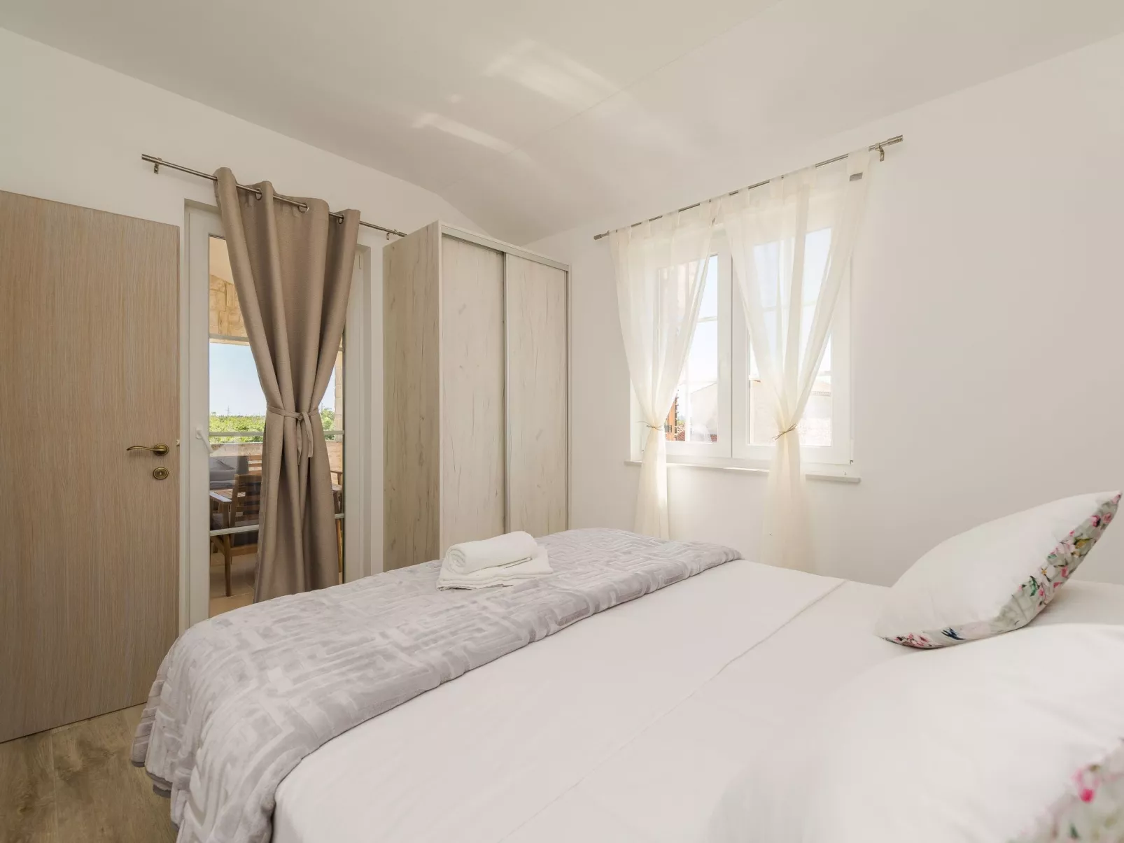 Neue Steinvilla mit beheiztem Pool in Strandnähe - Image-tags.info