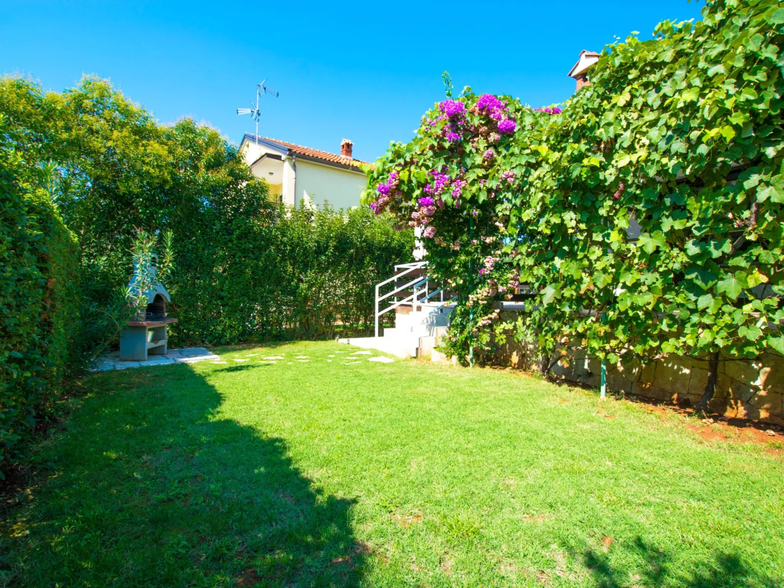 Mit Pool, großer Garten - Image-tags.info