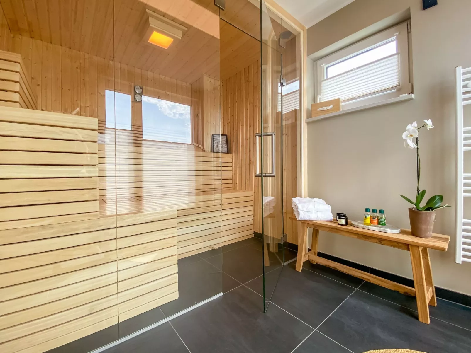 Modernes Ferienhaus mit Sauna, Seeblick, Dachterrasse und Garten - Image-tags.info