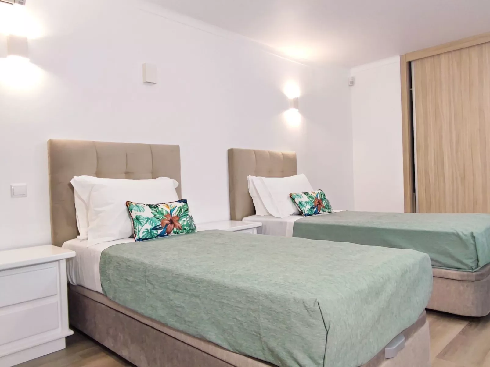 Villa mit 6 Schlafzimmern, Familie, Gruppen, Strand, Pool, Garten - Image-tags.info