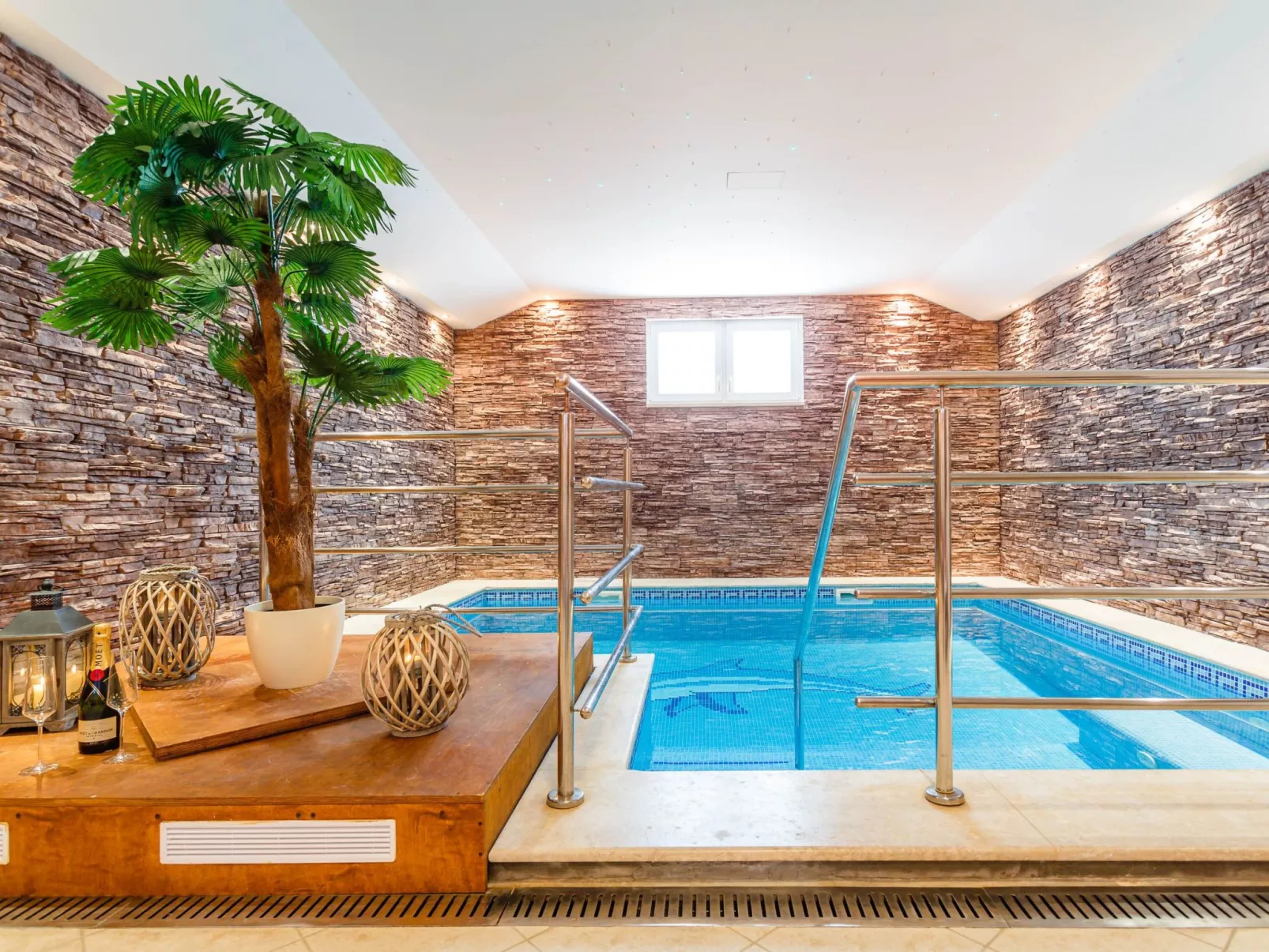 Villa Kamenica  im mediterranen Stil mit Innen- und Außenpool - Image-tags.info