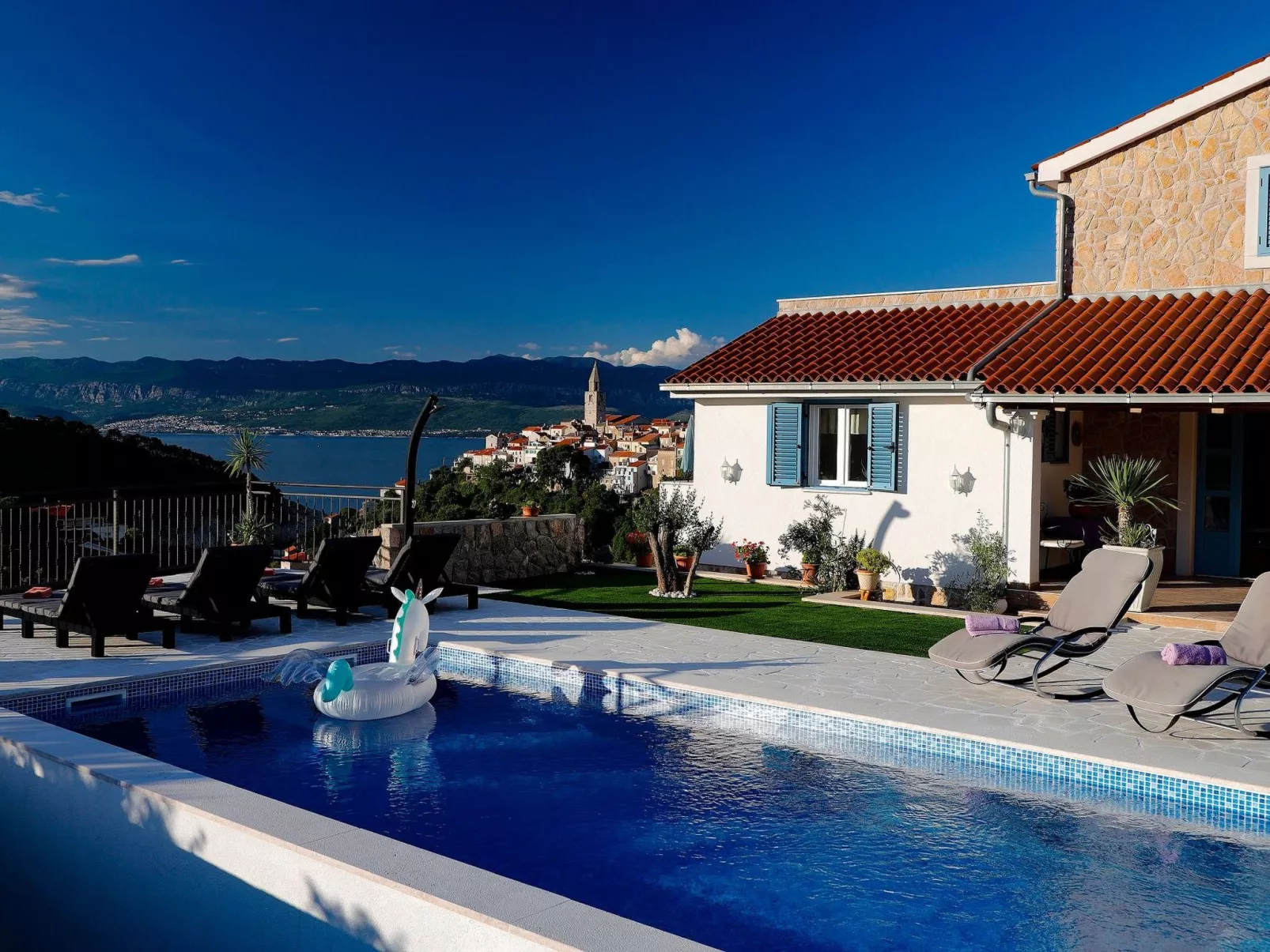 "Mela" mit Blick auf das Wasser - Image-tags.info