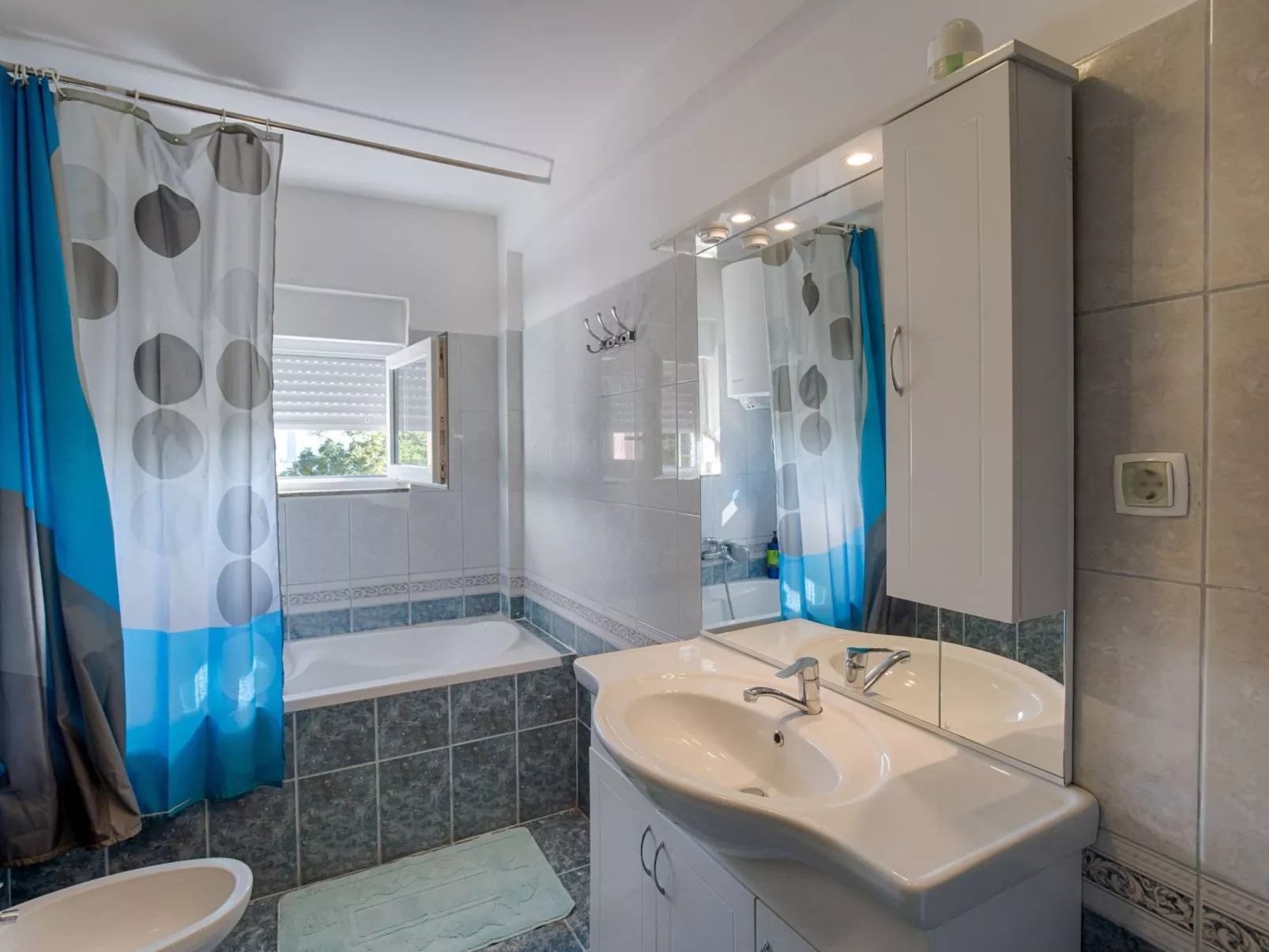 Villa mit Pool und schönem Meerblick - Image-tags.info