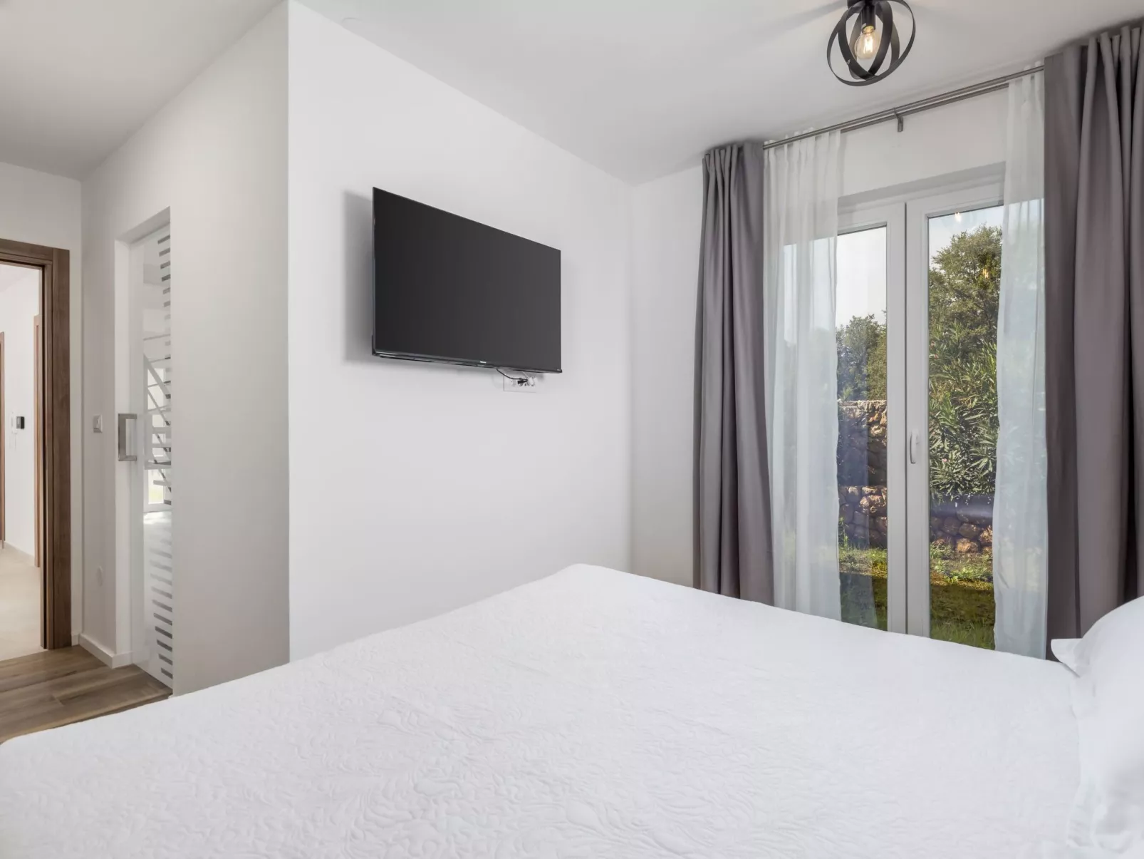 Romantische Villa mit Pool, umgeben von Natur - Image-tags.info