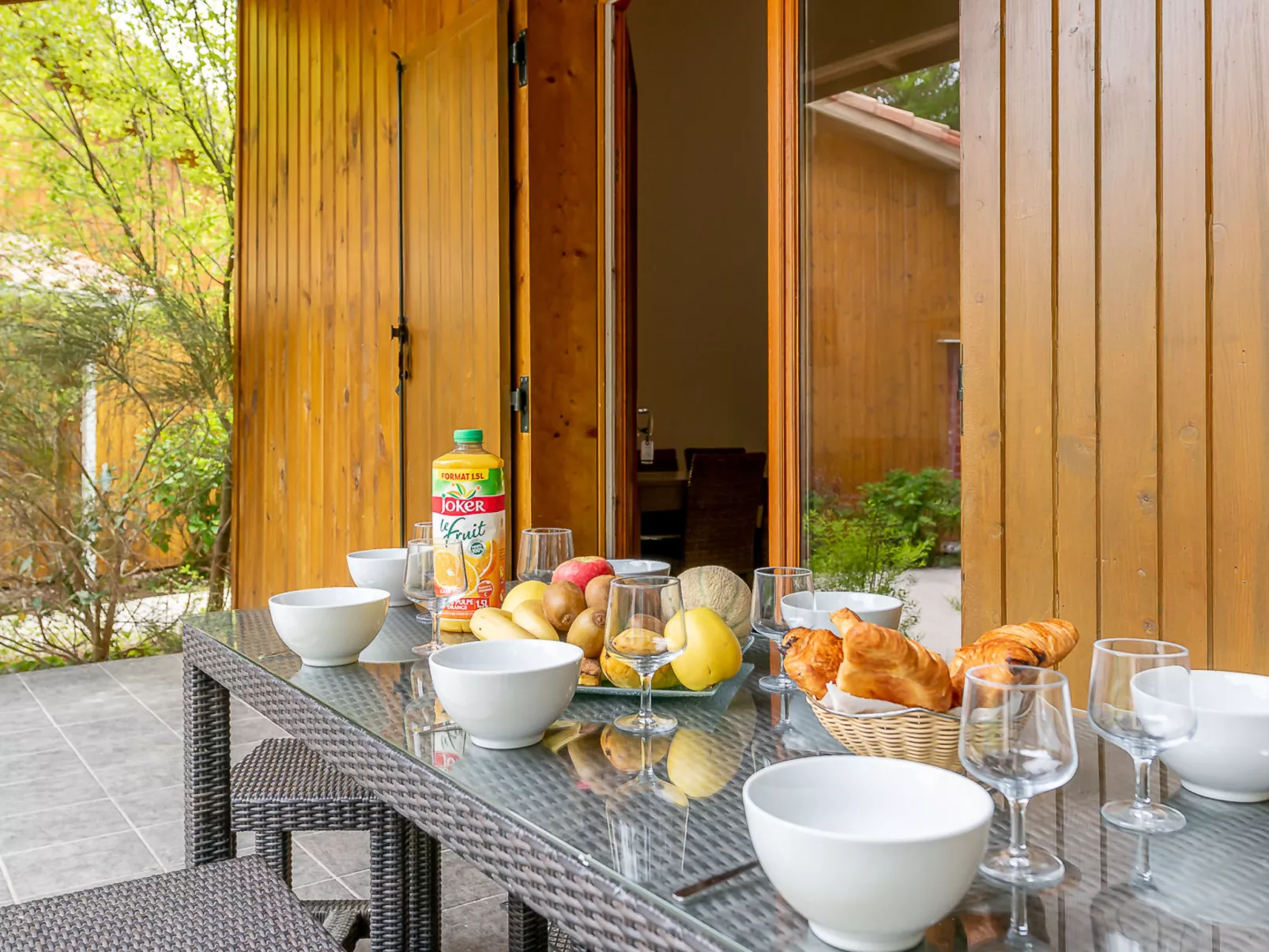 Les Rives du Lac-Buiten