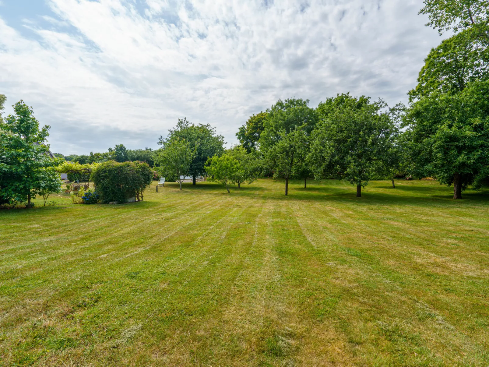 Les Volets Rouges-Buiten