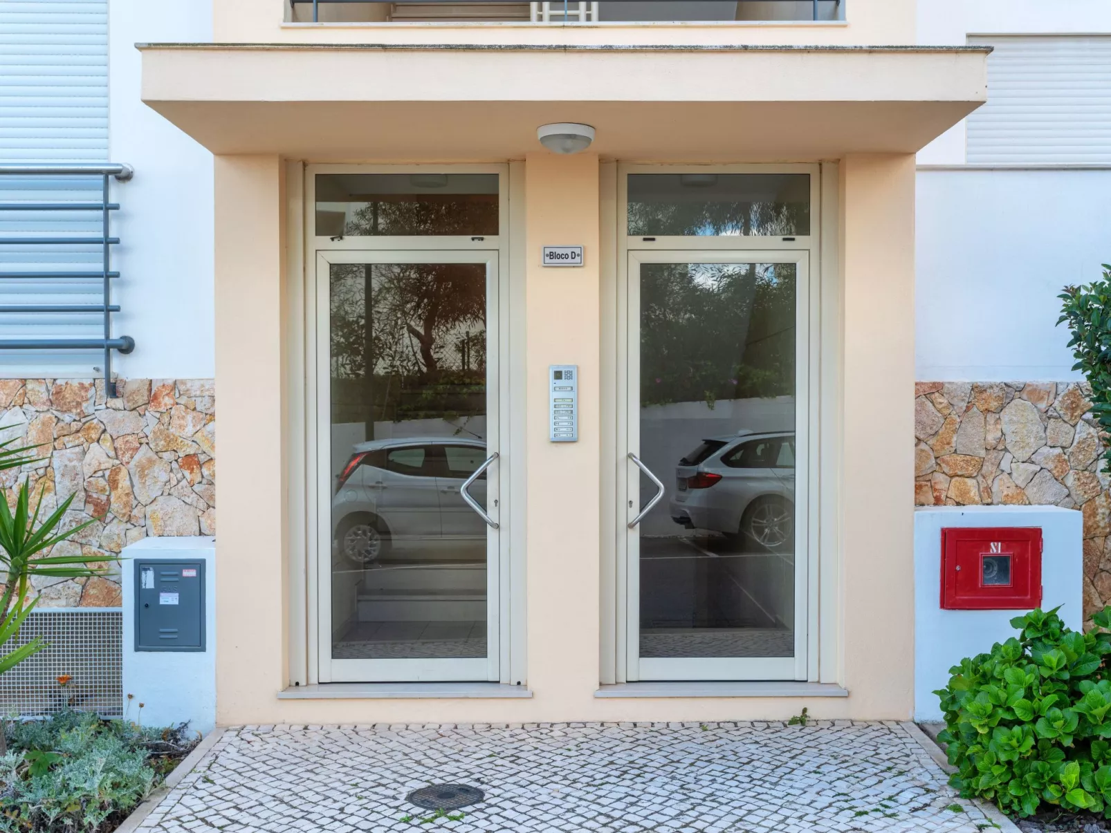 "Elena 1" mit Blick auf das Wasser - Image-tags.info